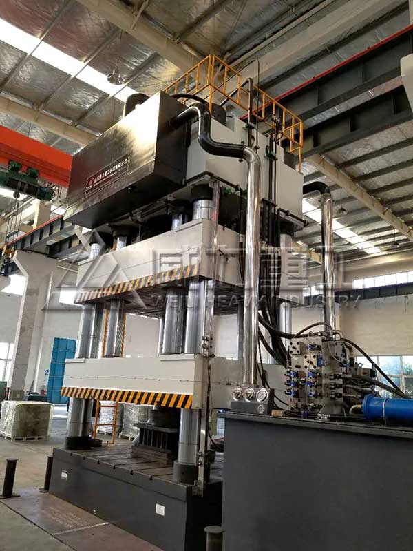 2600噸四柱液壓機(jī)客戶工作現(xiàn)場