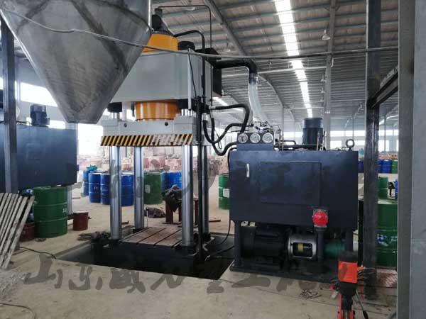1200噸鎂碳磚成型液壓機(jī)安裝現(xiàn)場