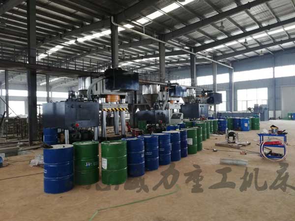 1200噸耐火材料液壓機(jī)工作現(xiàn)場