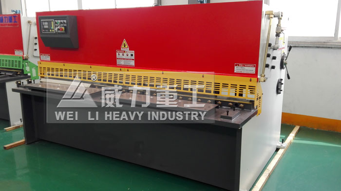 液壓擺式剪板機(jī)車間實(shí)物圖