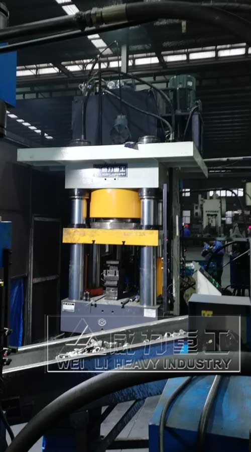 1000噸熱鐓機客戶工作現(xiàn)場圖